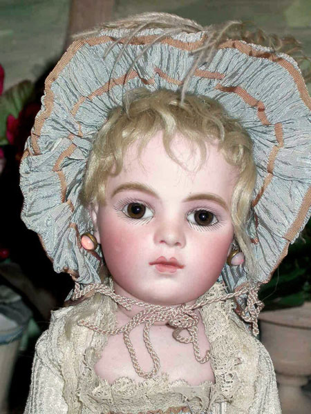 Кукла Bru из собрания Парижского музея кукол