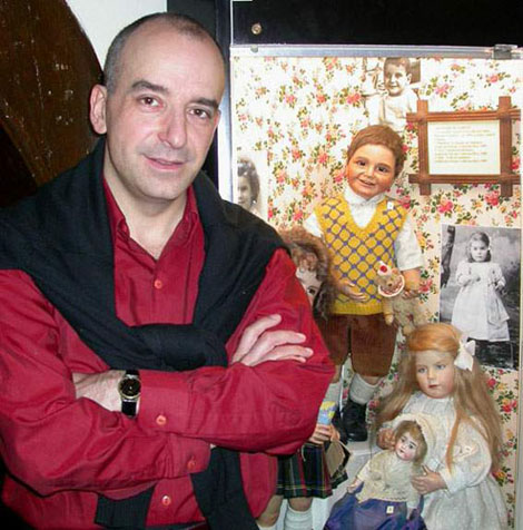 Директор Парижского музея кукол Сами Один